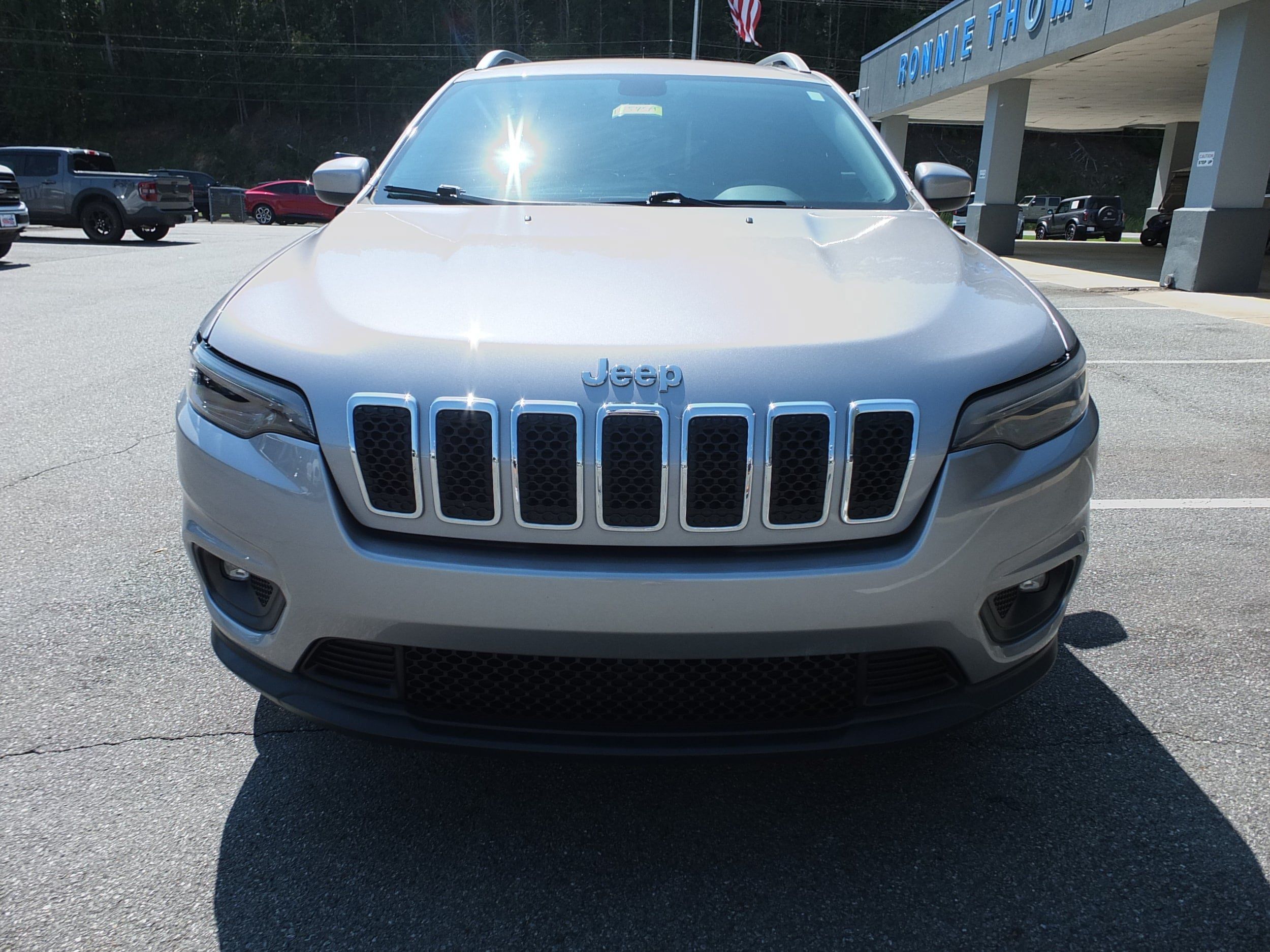 Used 2019 Jeep Cherokee Latitude w/ Popular Appearance Group FWD image 8