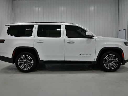 Used 2022 Jeep Wagoneer Series III AWD/4WD image 41