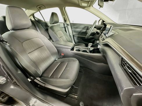 Used 2024 Nissan Altima 2.5 SV FWD image 29