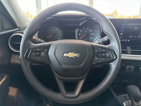 Certified 2025 Chevrolet Trax LS image 27