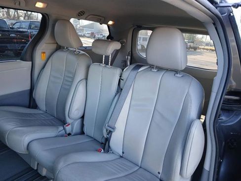 Used 2014 Toyota Sienna XLE image 9