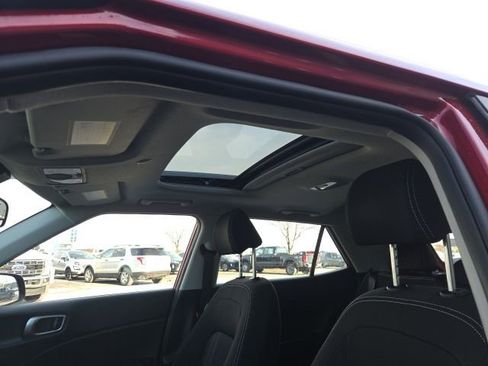 Used 2024 Hyundai Venue SEL image 21