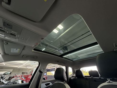 Used 2025 Volkswagen Taos SE w/ Panoramic Sunroof Package FWD image 17