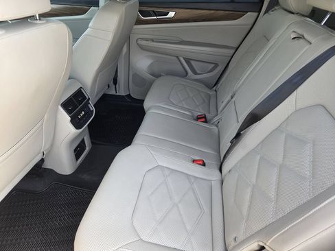 Used 2025 Volkswagen Atlas SE AWD/4WD image 23