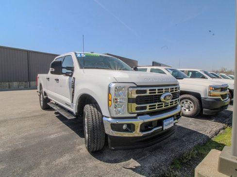 Used 2025 Ford F250 XLT w/ FX4 Off-Road Package image 2