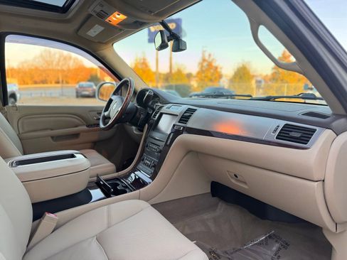 Used 2014 Cadillac Escalade ESV Luxury image 30