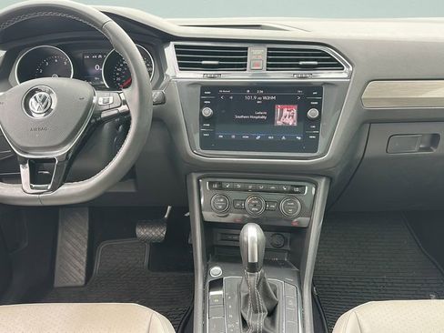 Used 2021 Volkswagen Tiguan SE w/ Panoramic Sunroof Package image 20