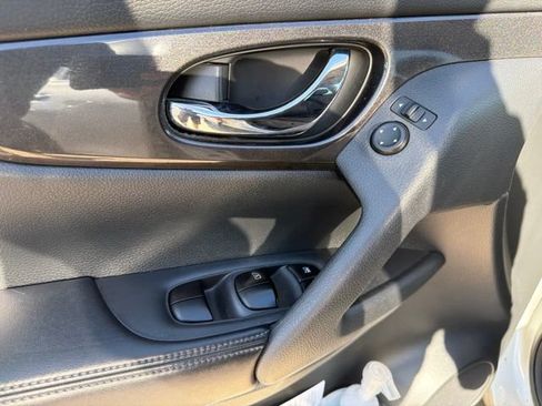 Used 2017 Nissan Rogue SV w/ HEV Premium Package AWD/4WD image 10