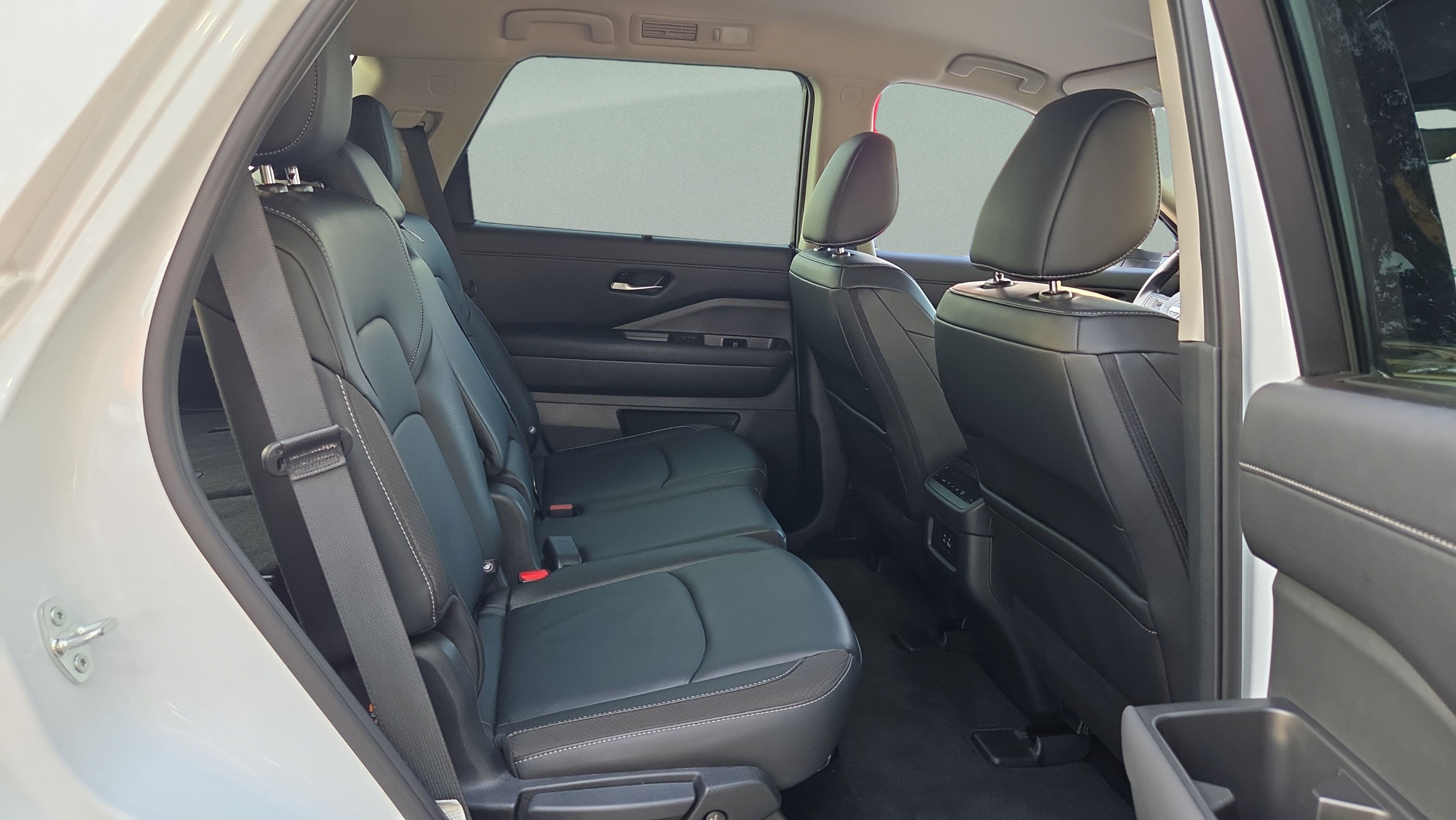 Used 2025 Nissan Pathfinder SL FWD image 17