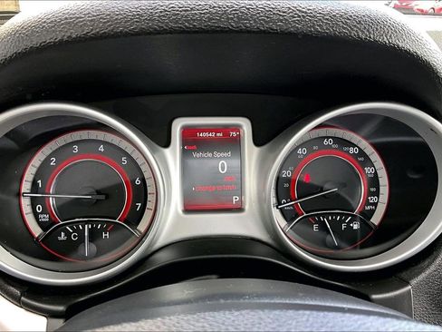 Used 2019 Dodge Journey SE FWD image 2