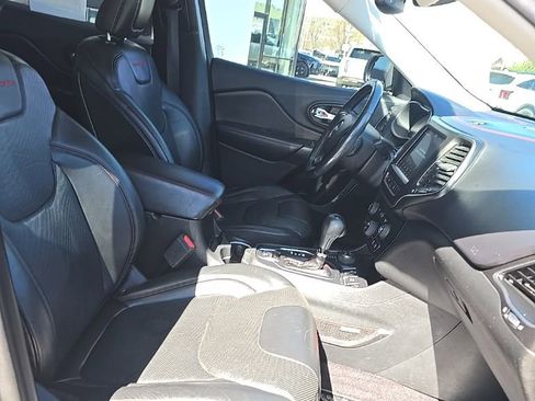 Used 2019 Jeep Cherokee Trailhawk image 8