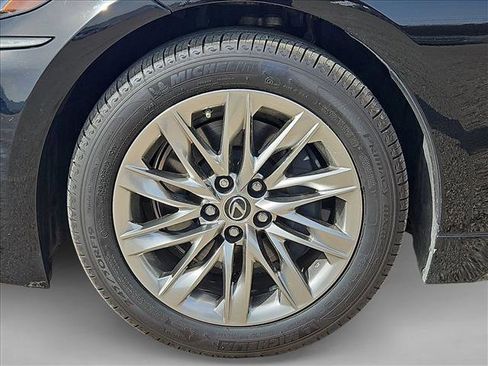 Used 2018 Lexus LS 500 w/ Accessory Package (Z2) image 25