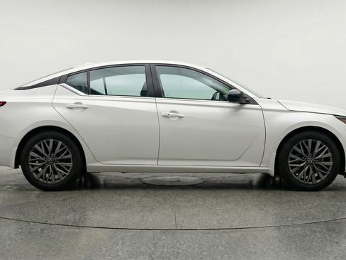 Used 2025 Nissan Altima 2.5 SV image 11