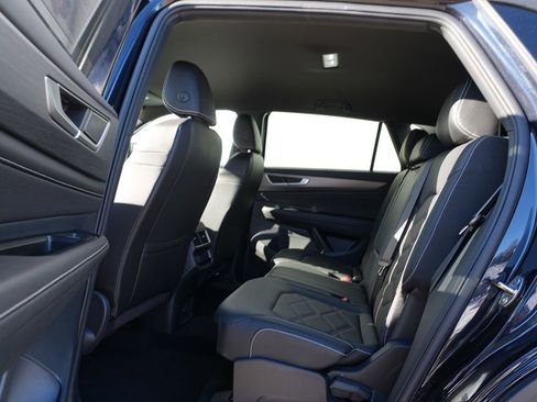 Used 2025 Volkswagen Atlas Cross Sport SE image 18