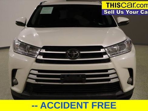 Used 2017 Toyota Highlander XLE image 2