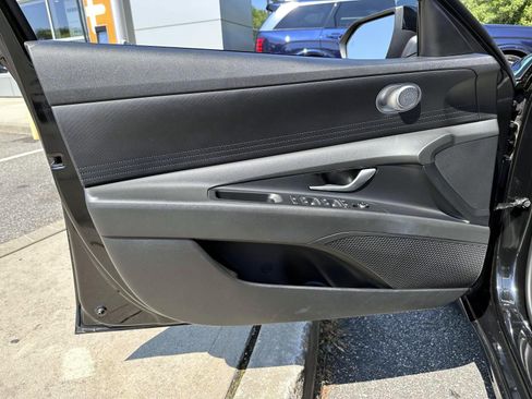 Used 2023 Hyundai Elantra SE FWD image 9