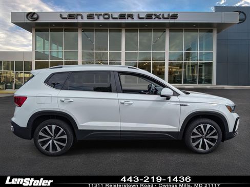 Used 2024 Volkswagen Taos SE FWD image 2
