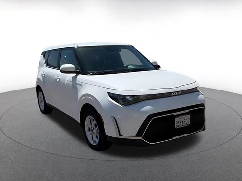 Used 2025 Kia Soul LX w/ LX Technology Package FWD image 3