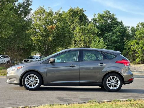 Used 2018 Ford Focus SE FWD image 2