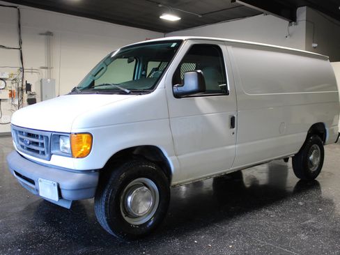 Used 2006 Ford E-350 and Econoline 350 Super Duty RWD image 6