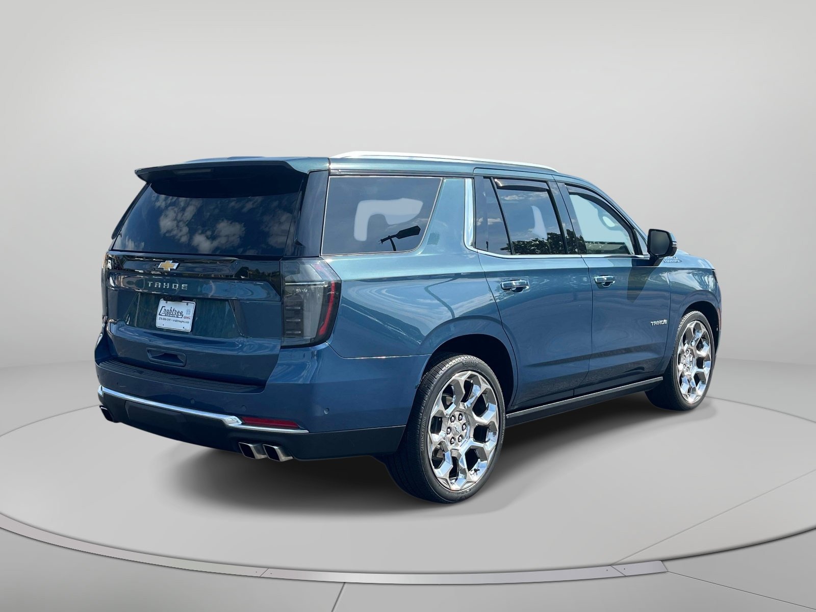 Used 2025 Chevrolet Tahoe High Country AWD/4WD image 3