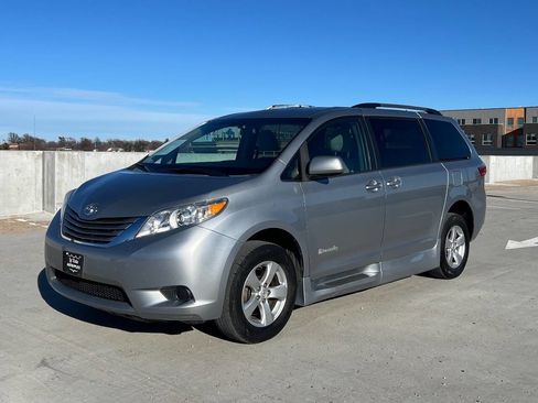 Used 2015 Toyota Sienna LE image 9