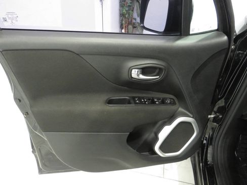 Used 2020 Jeep Renegade Latitude FWD image 27