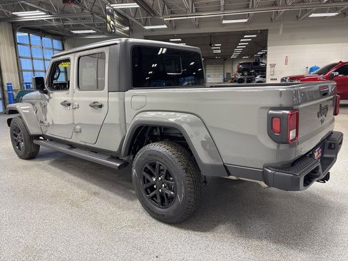 Used 2022 Jeep Gladiator Sport image 5