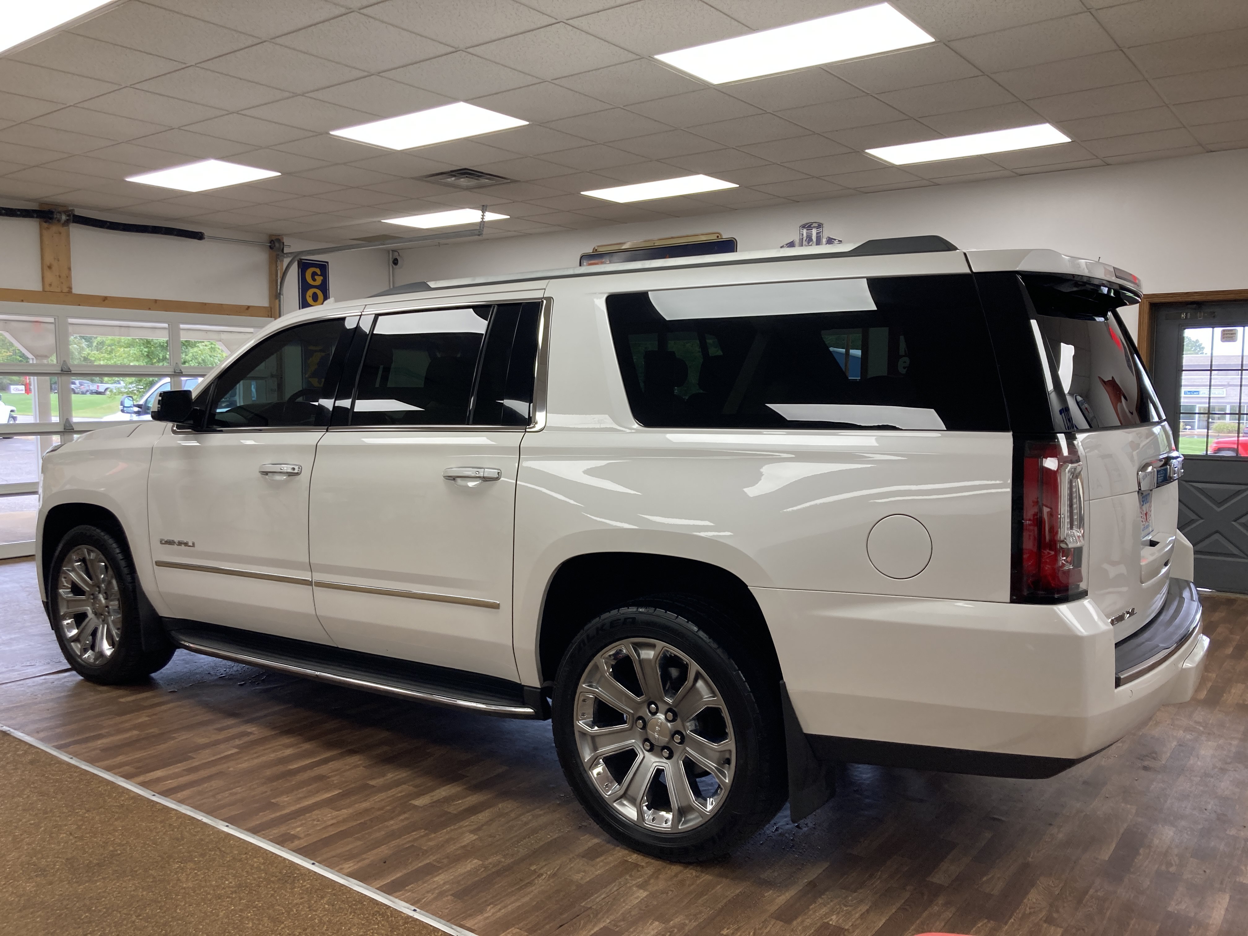 Used 2021 GMC Yukon SLT w/ SLT Premium Package AWD/4WD image 8