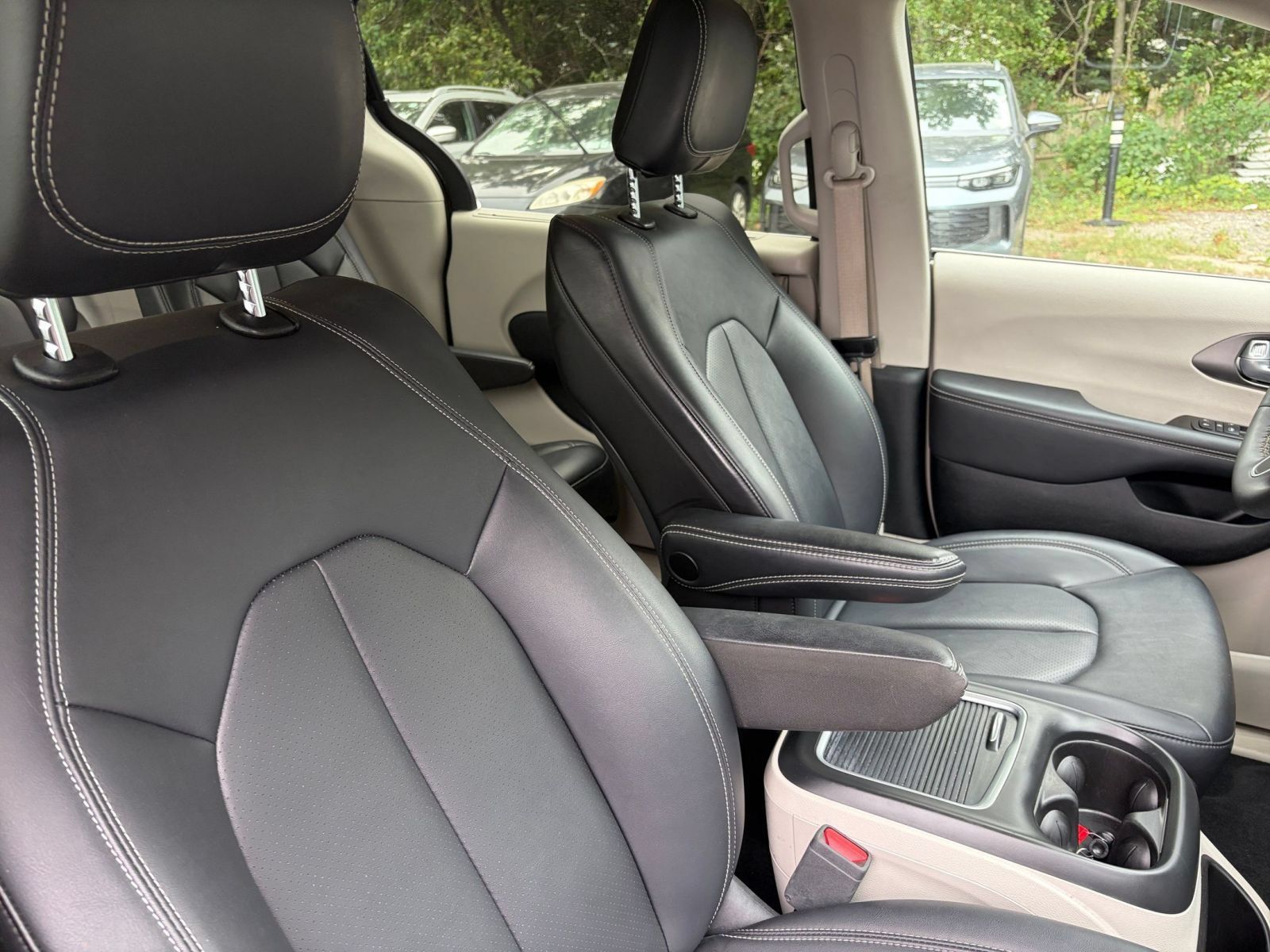 Used 2024 Chrysler Pacifica Touring-L FWD image 37