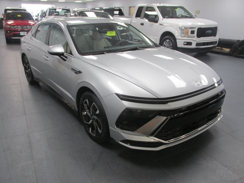 Used 2025 Hyundai Sonata SEL FWD image 3