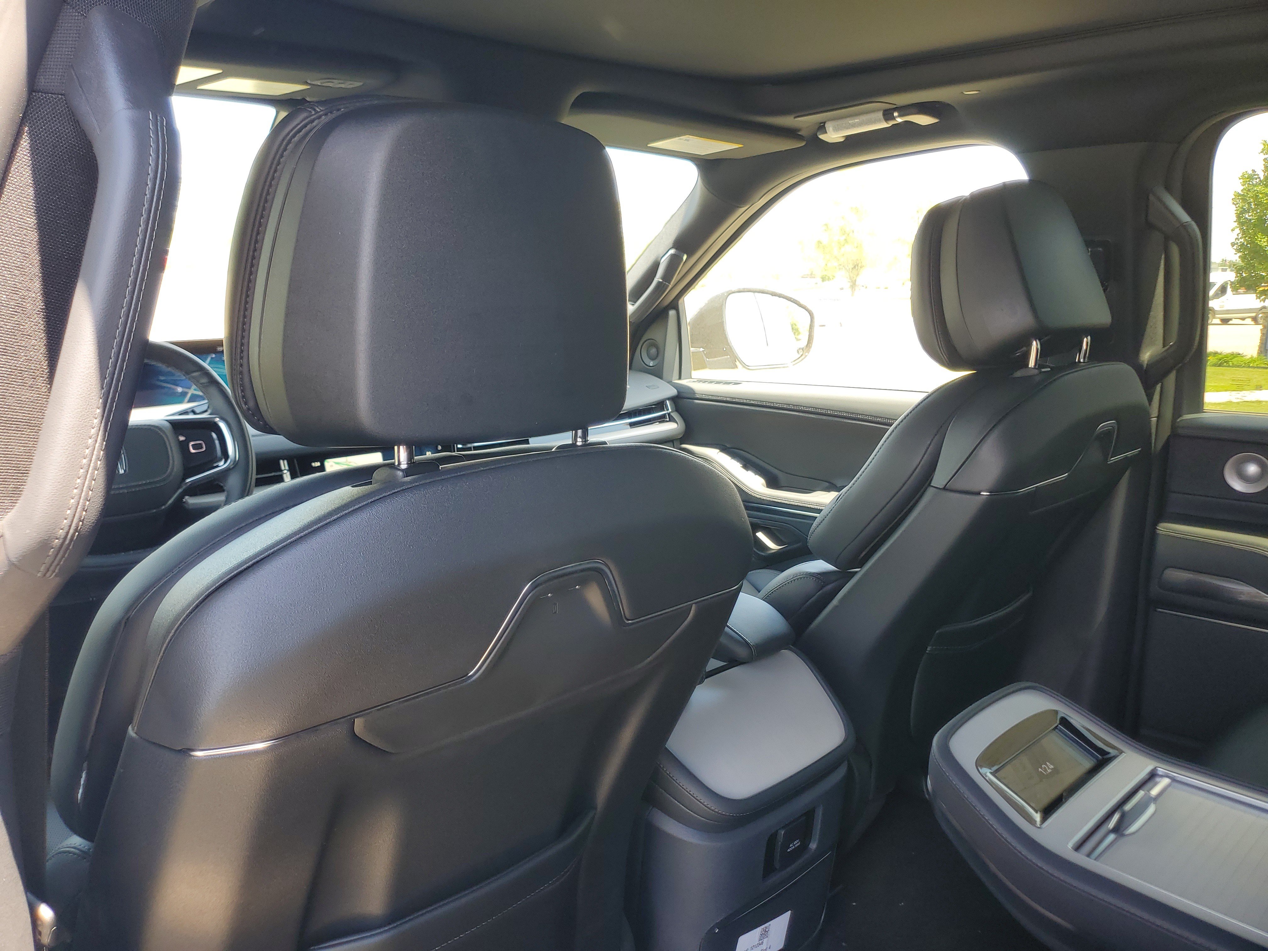New 2026 Lincoln Navigator Reserve w/ Jet Appearance Package AWD/4WD image 28