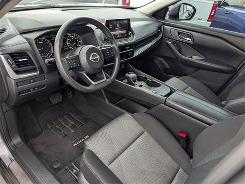 Used 2024 Nissan Rogue SV image 9