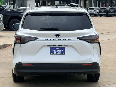 Used 2023 Toyota Sienna XLE FWD image 8