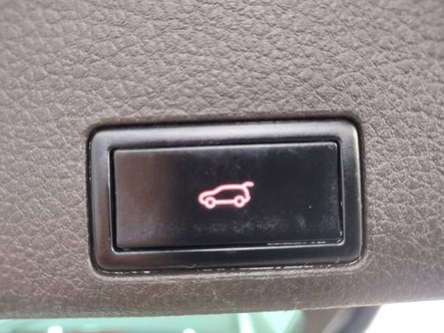 Used 2012 Volkswagen Touareg TDI image 16