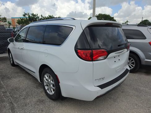 Used 2020 Chrysler Pacifica Touring-L w/ Advanced Safetytec Group FWD image 3