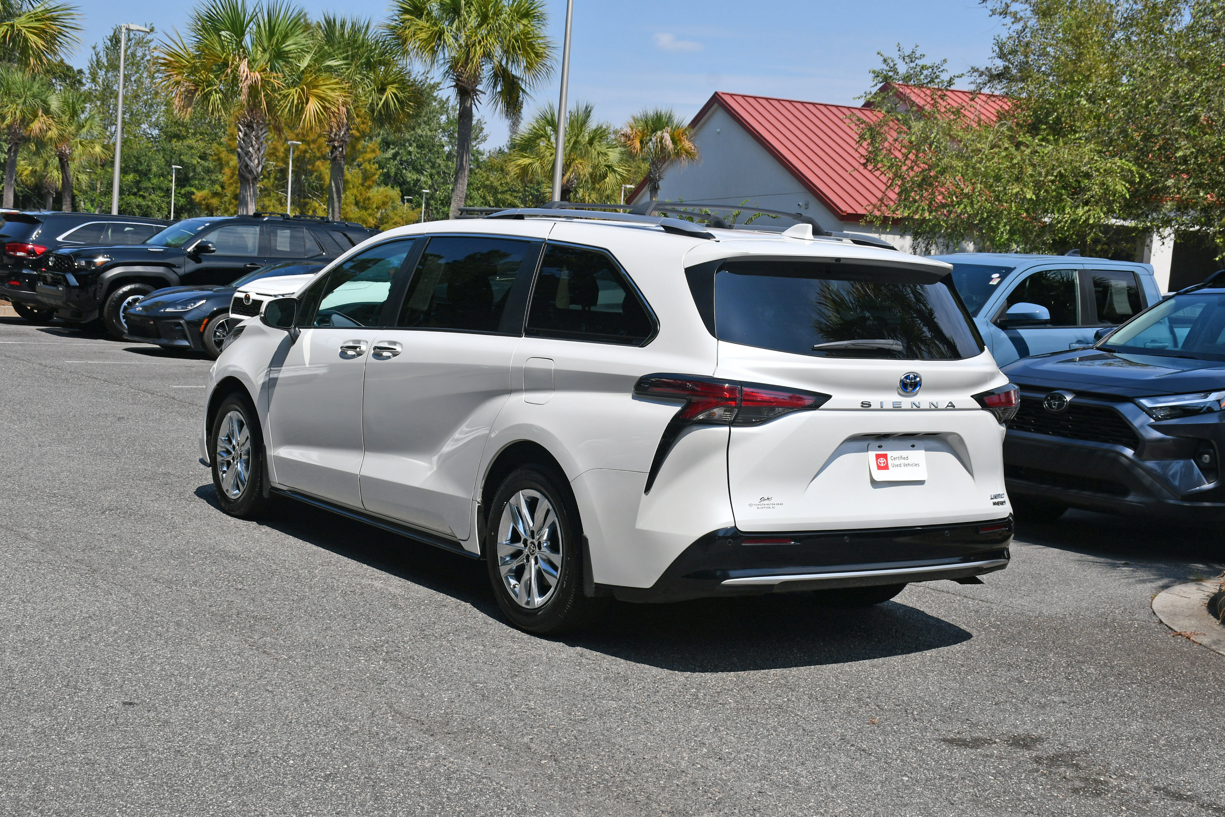 Certified 2024 Toyota Sienna Limited FWD image 3