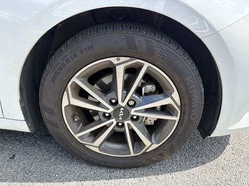 Used 2023 Kia Forte LXS w/ LXS Technology Package FWD image 8