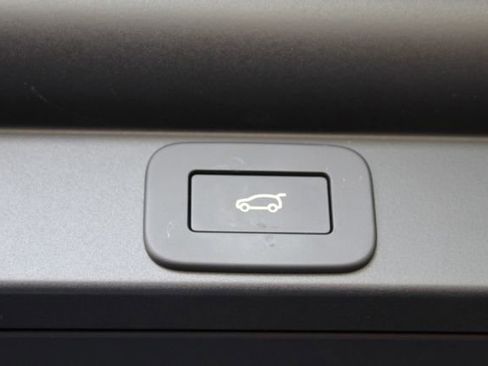 Used 2025 Land Rover Range Rover SV image 25