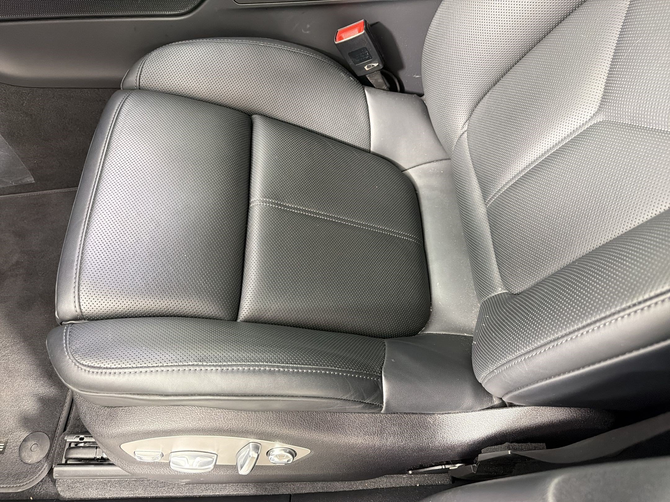 Certified 2026 Porsche Macan AWD/4WD image 14