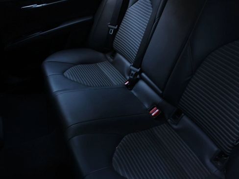 Used 2018 Toyota Camry SE w/ Moonroof Package FWD image 19