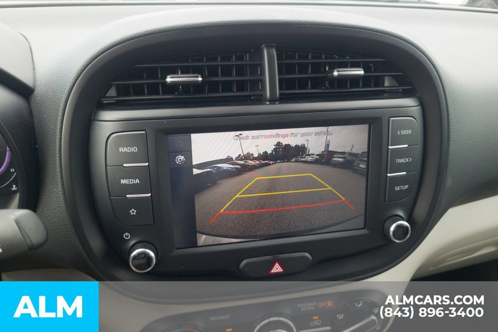 Used 2025 Kia Soul LX w/ LX Technology Package FWD image 23