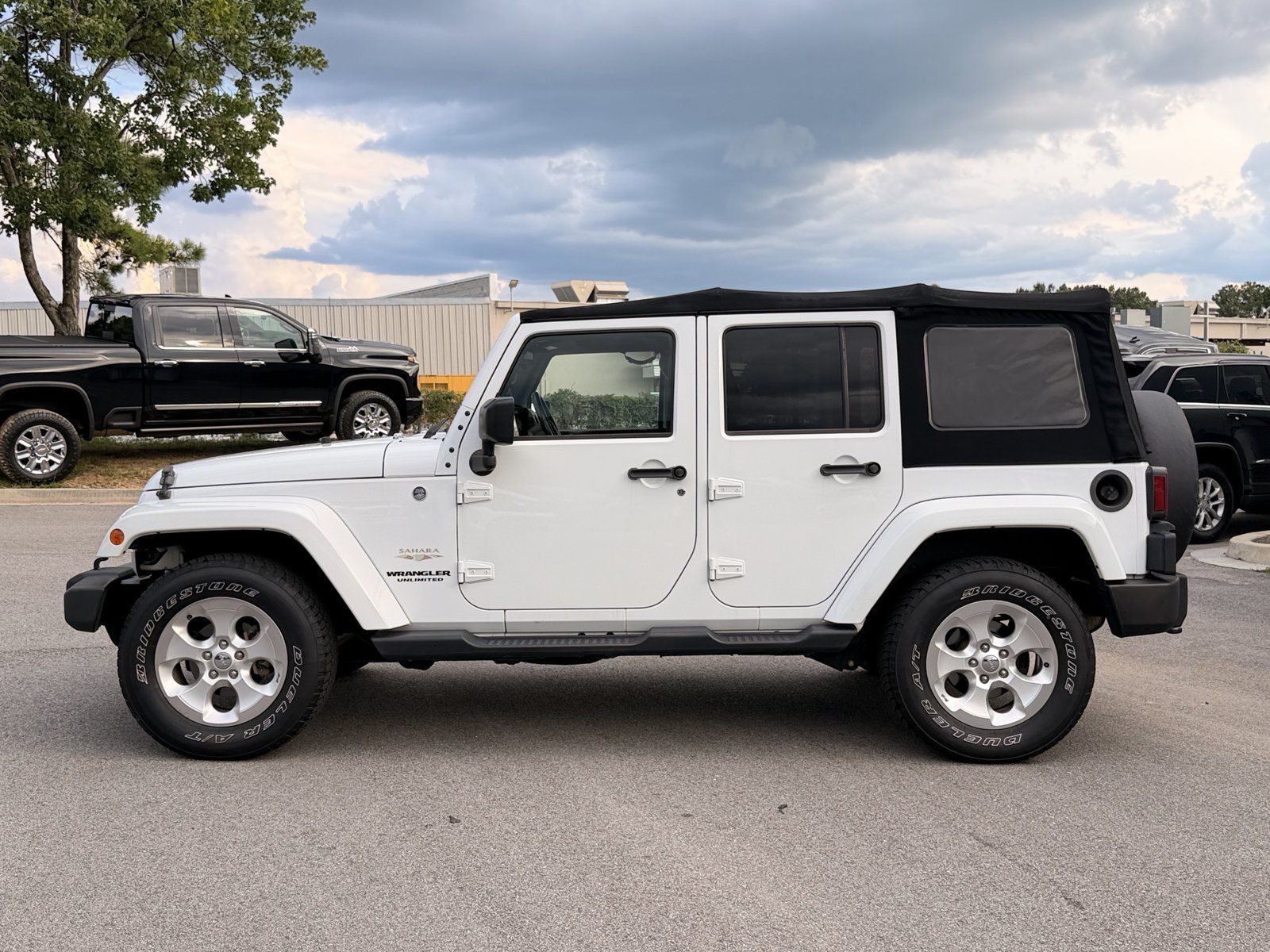 Used 2015 Jeep Wrangler Unlimited Sahara w/ Dual Top Group AWD/4WD image 9