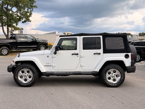 Used 2015 Jeep Wrangler Unlimited Sahara w/ Dual Top Group AWD/4WD image 9