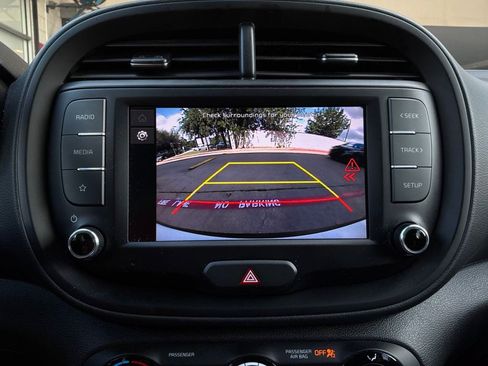 Used 2025 Kia Soul LX w/ LX Technology Package FWD image 28
