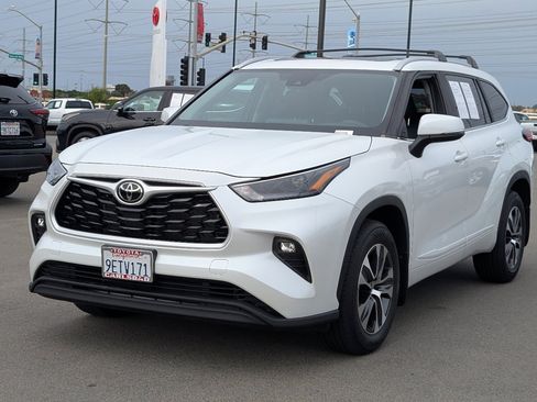 Used 2023 Toyota Highlander XLE image 12