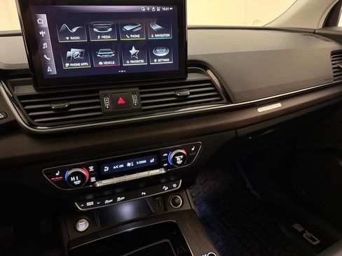 Used 2023 Audi Q5 2.0T Premium w/ Convenience Package image 31