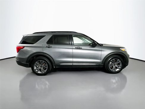 Used 2024 Ford Explorer XLT w/ Equipment Group 202A AWD/4WD image 18
