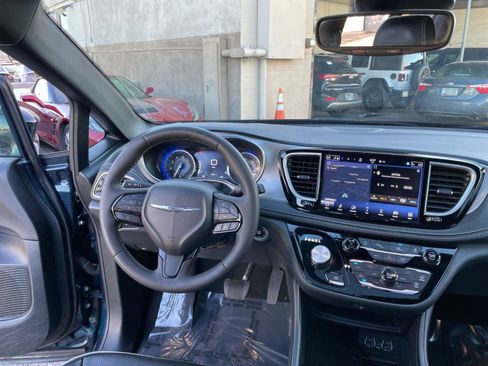 Used 2025 Chrysler Pacifica Limited FWD image 38