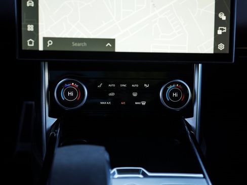 Used 2022 Land Rover Range Rover SE image 32